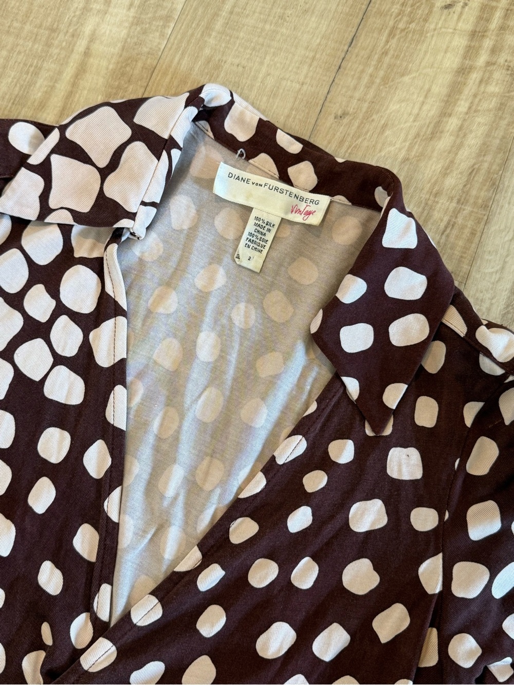 Diane von Furstenberg 100% Silk Vintage Wrap Blouse Size 2 - Picture 2 of 4